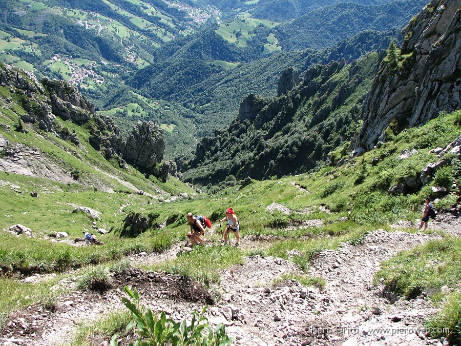 alben16ag08 044.jpg - L'ultimo tratto verso il Passo La Forca è ripido